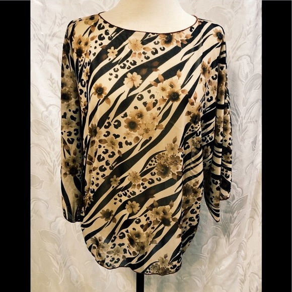 Green Floral Animal Print Top by Carolyn Strauss - Picture 3 of 3